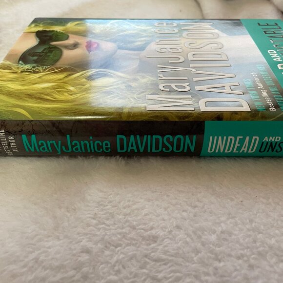 Undead and Unstable by MaryJanice Davidson (2012, Hardcover) Queen Betsy VG Cond - Picture 5 of 7